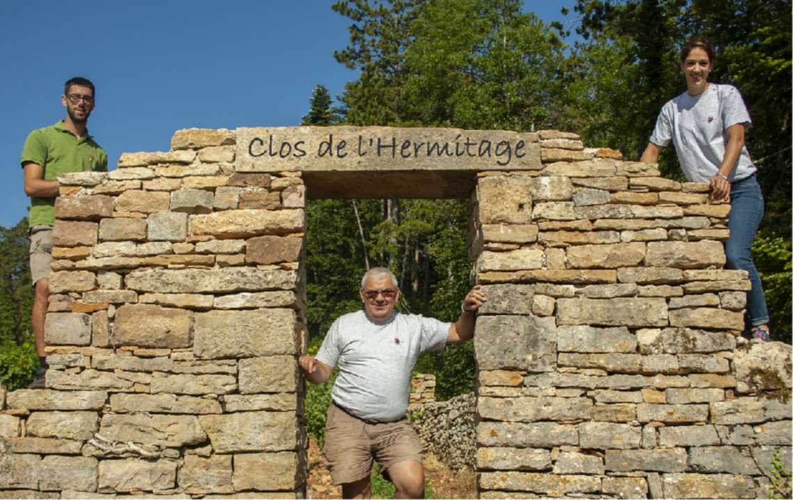 Clos-de-l-Hermitage-rogner facade_domaine-retaille Mise-en-scene-bouteille Caveau Domaine Philippe Gavignet Cave Domaine Philippe Gavignet