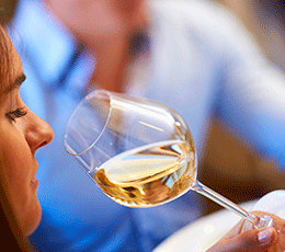 © BIVB / IMAGE & ASSOCIES Tasting a white wine