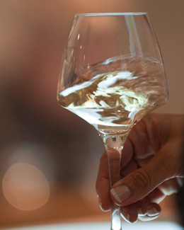 © BIVB / JOLY M. Visual inspection of Bourgogne wine