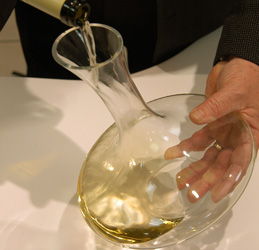 © BIVB / MONNIER H.Decanting of a Burgundy wine